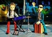 「EAT A CLASSIC 4」初回限定盤DVDに収録されるPVのワンシーン。操り人形のHAYATO(Piano)とHIRO(Cajon)が登場する。