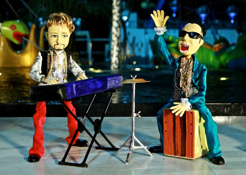 「EAT A CLASSIC 4」初回限定盤DVDに収録されるPVのワンシーン。操り人形のHAYATO(Piano)とHIRO(Cajon)が登場する。