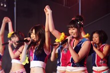 多田愛佳（写真手前） (C)AKS