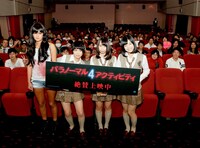 「パラノーマル・アクティビティ4」舞台挨拶でのフォトセッションの様子。