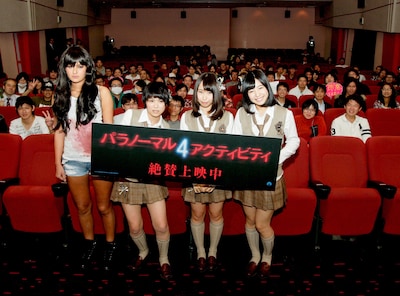 「パラノーマル・アクティビティ4」舞台挨拶でのフォトセッションの様子。