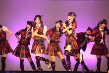 「キスだって左利き」をパフォーマンスするSKE48。 (C)AKS
