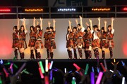 「キスだって左利き」をパフォーマンスするSKE48。 (C)AKS