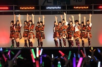 「キスだって左利き」をパフォーマンスするSKE48。 (C)AKS