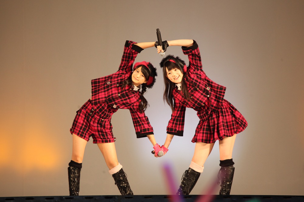 「狼とプライド」を披露する小木曽汐莉、木本花音。 (C)AKS