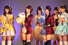 本日の握手会では、劇場改修工事のため遅れていた小木曽汐莉（写真左から2番目）、木本花音（右から2番目）の生誕際も行われた。 (C)AKS