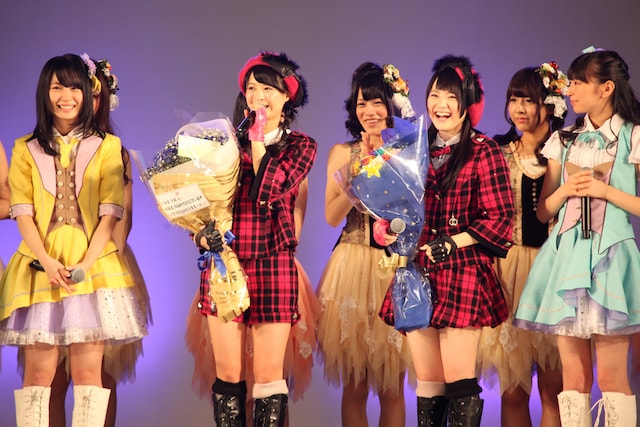 本日の握手会では、劇場改修工事のため遅れていた小木曽汐莉（写真左から2番目）、木本花音（右から2番目）の生誕際も行われた。 (C)AKS