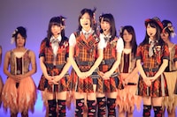 ファンに卒業を決めた経緯を報告する矢神久美（写真中央）。 (C)AKS