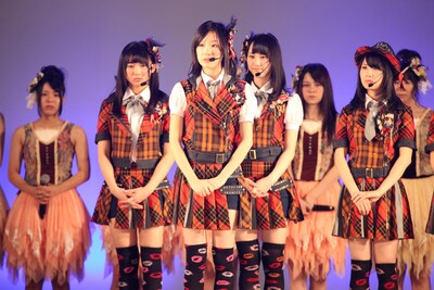 ファンに卒業を決めた経緯を報告する矢神久美（写真中央）。 (C)AKS