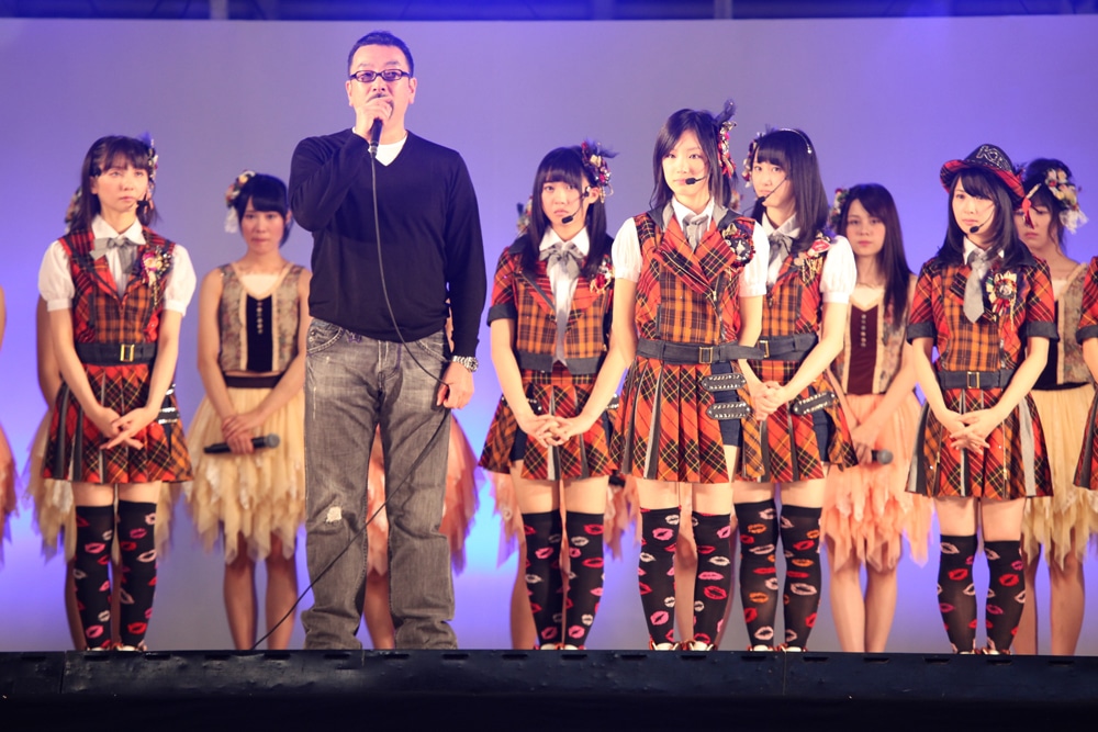 矢神久美の卒業についてファンに報告する湯浅劇場支配人。 (C)AKS