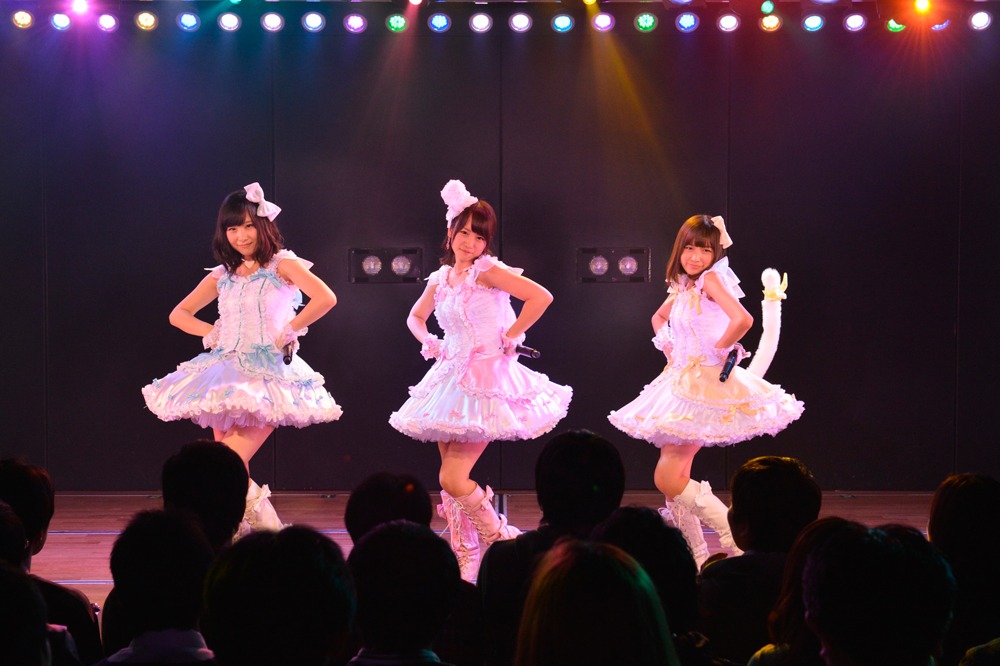 高橋朱里、川栄李奈、大島涼花（写真左から） (C)AKS