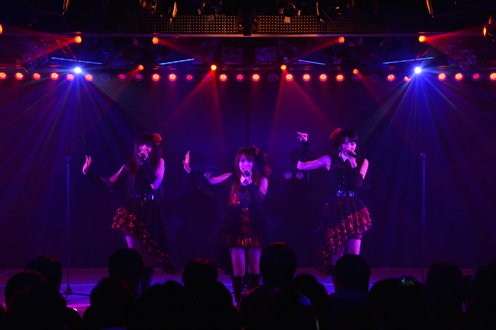 佐藤すみれ、高橋みなみ、松井咲子（写真左から） (C)AKS