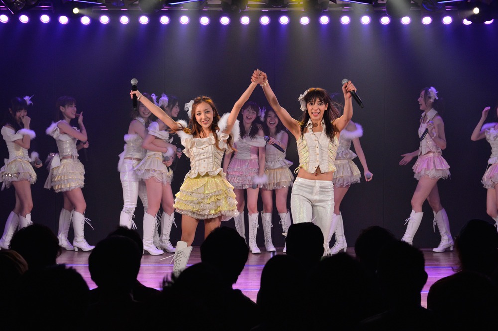 板野友美、秋元才加（写真左から） (C)AKS
