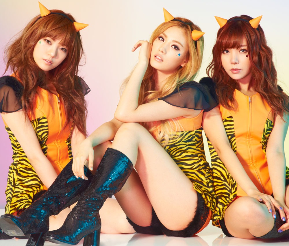 ラムちゃんの健康的でセクシーなイメージを取り入れたORANGE CARAMELの新衣装。オレンジを多く使うことでORANGE CARAMELらしさも表現されている。
