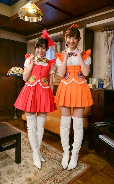 まゆたん役の渡辺麻友（写真左）と、メグたん役の小嶋陽菜（右）。