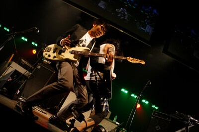 「第一回 亀田杯ベース選手権大会」で実現した亀田誠治×雅-MIYAVI-のセッションの様子。（撮影：福本和洋）