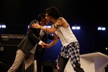 お互いの熱演を讃え合う亀田誠治と雅-MIYAVI-。（撮影：福本和洋）