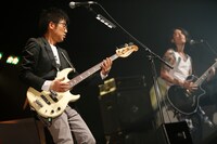 亀田誠治と雅-MIYAVI-。（撮影：福本和洋）