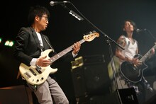 亀田誠治と雅-MIYAVI-。（撮影：福本和洋）