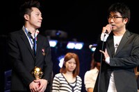 グランプリを受賞したベーシストにコメントを送る亀田誠治（写真左）。（撮影：福本和洋）