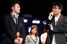 グランプリを受賞したベーシストにコメントを送る亀田誠治（写真左）。（撮影：福本和洋）