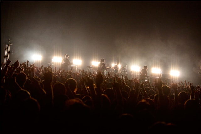 ほぼ全ての公演がソールドアウトとなった今回のandropワンマンツアー。ファイナル公演にもたくさんのオーディエンスが集結しフロアを埋め尽くした。（撮影：橋本塁［SOUND SHOOTER］）