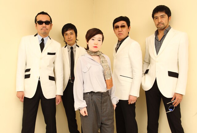 写真左から川上つよし（B）、NARGO（Tp）、中納良恵、GAMO（T.Sax）、谷中敦（B.Sax）。