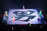 今週の人気の画像9位は「ももクロ武道館で汗まみれの男祭り、新曲「サラバ」初披露」より、オープニングで披露された演舞の様子。(photo by hajime kamiiisaka)