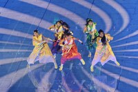 ステージ上には楽曲とシンクロした映像が映し出され、5人のパフォーマンスを一段と際立たせた。（photo by hajime kamiiisaka）