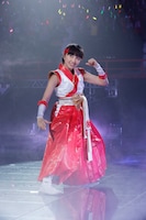 真っ赤な羽織袴風衣装で決めた百田夏菜子。（photo by hajime kamiiisaka）