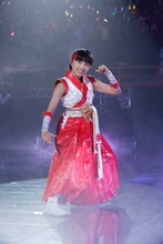 真っ赤な羽織袴風衣装で決めた百田夏菜子。（photo by hajime kamiiisaka）