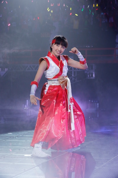 真っ赤な羽織袴風衣装で決めた百田夏菜子。（photo by hajime kamiiisaka）