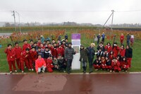 収穫に携わった高校生たちと記念撮影をするDREAMS COME TRUEとFUZZY CONTROLのメンバーたち。