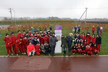 収穫に携わった高校生たちと記念撮影をするDREAMS COME TRUEとFUZZY CONTROLのメンバーたち。