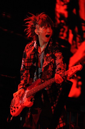 3月25日（現地時間）のMadison Square Garden公演でのtetsuya（B）。