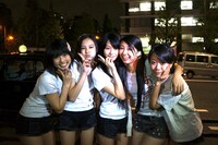 ももクロのライブが行われていた日本武道館前でティッシュ配りをするベイビーレイズの面々。