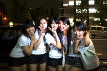 ももクロのライブが行われていた日本武道館前でティッシュ配りをするベイビーレイズの面々。