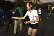 ももクロのライブが行われていた日本武道館前でティッシュ配りをするベイビーレイズの面々。