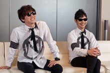 写真左から桃野陽介（Vo, G）、ヒダカトオル（Vo, G, Key）。