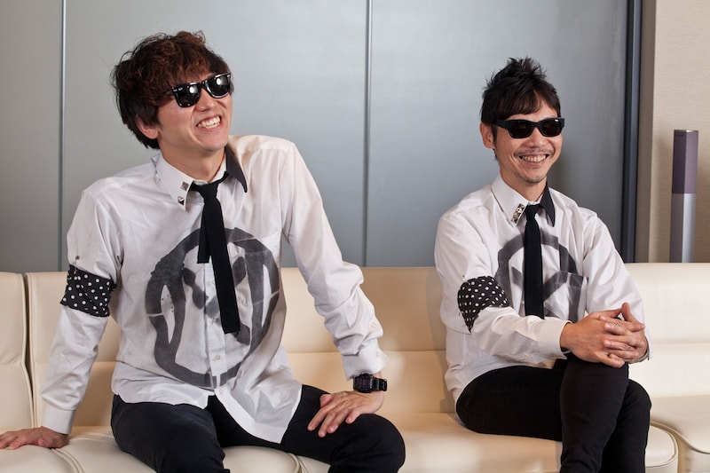 写真左から桃野陽介（Vo, G）、ヒダカトオル（Vo, G, Key）。