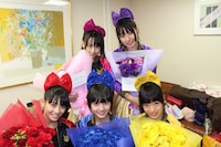 ツアー最終日、ファンからの花束を受け取り笑顔のチームしゃちほこ（坂本遥奈は欠席）。