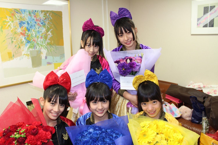 ツアー最終日、ファンからの花束を受け取り笑顔のチームしゃちほこ（坂本遥奈は欠席）。