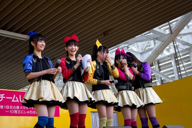 店長からのメッセージに涙を流すチームしゃちほこ。