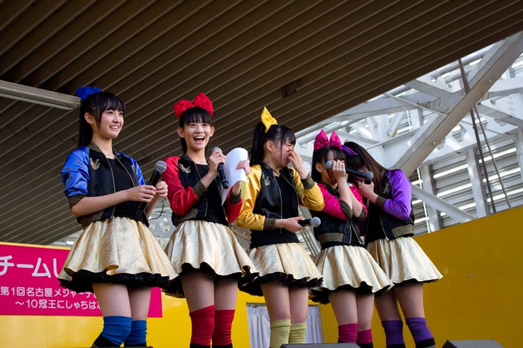 店長からのメッセージに涙を流すチームしゃちほこ。