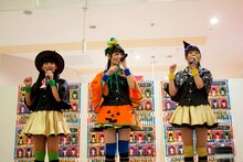 ハロウィン仮装を披露した坂本遥奈、咲良菜緒、伊藤千由李（写真左から）。