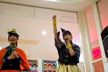 ハロウィン仮装の咲良菜緒（写真左）、伊藤千由李（右）。