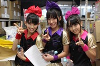 11月2日の裏舞台。写真左から秋本帆華、大黒柚姫、安藤ゆず。