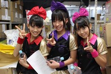 11月2日の裏舞台。写真左から秋本帆華、大黒柚姫、安藤ゆず。