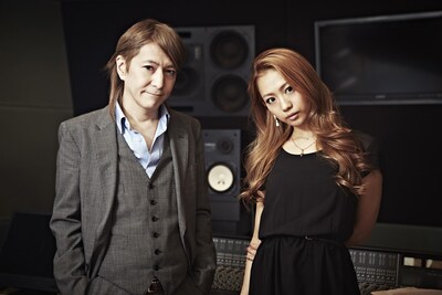 小室哲哉（写真左）と壱岐尾彩花（右）。