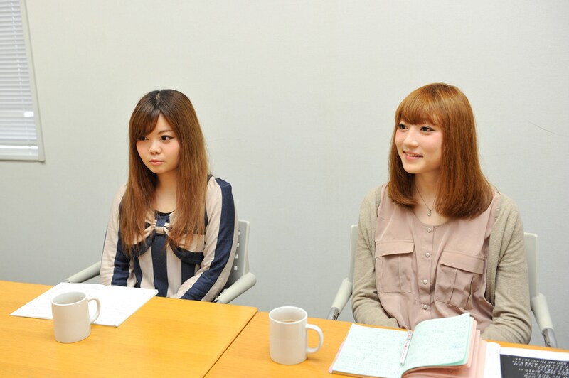 写真左から藤咲佑（B）、沙田瑞紀（G）。